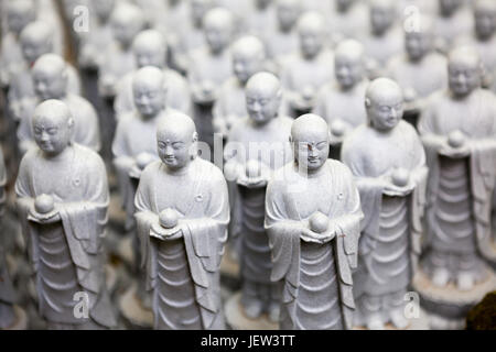 KAMAKURA, Giappone - CIRCA APR, 2013: migliaia di piccoli Jizo sassoso statue stand in lunghe file nei pressi di Jizo-fare Hall di Hasedera. Le statue sono lì a c Foto Stock