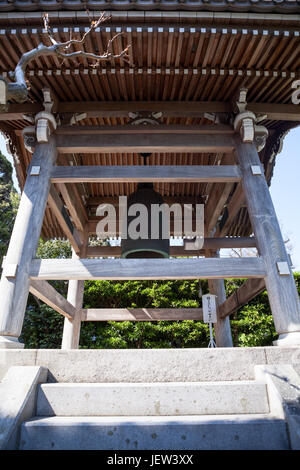 KAMAKURA, Giappone - CIRCA APR, 2013: di legno campanile con tetto tradizionale è nel cortile interno del Santuario Hasedera. Tempio è nei pressi del villaggio di ha Foto Stock