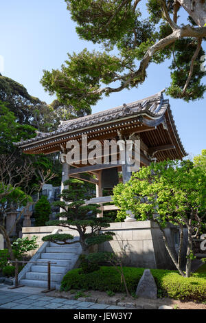 KAMAKURA, Giappone - CIRCA APR, 2013: di legno torre campanaria è nel cortile interno del Santuario Hasedera. Tempio è nei pressi del villaggio di Hase nella regione di Nara Foto Stock