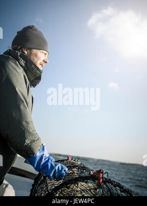 Pescatore con trappola di aragosta Foto Stock