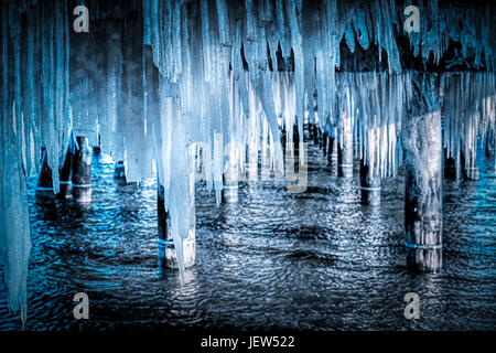 Icicle sospeso al di sotto del tetto del molo. Il ghiaccio invernale Foto Stock