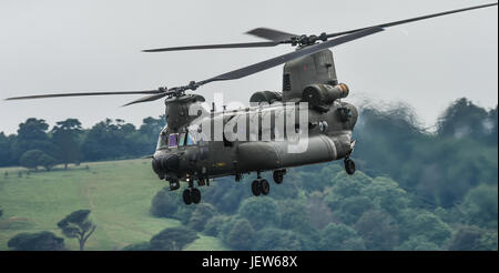 Immagini protette da copyright da Paul Slater immagini Ltd - elicottero Chinook sorvolano Plymouth Sound, Devon. Foto Stock