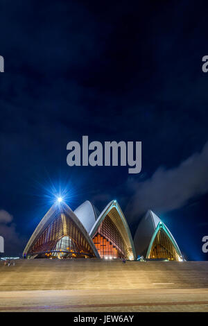 Sydney Opera House con scala di notte con la luna, una lunga esposizione Foto Stock