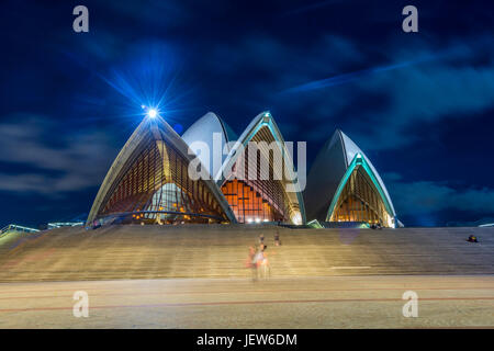 Sydney Opera House con scala di notte con la luna, una lunga esposizione Foto Stock