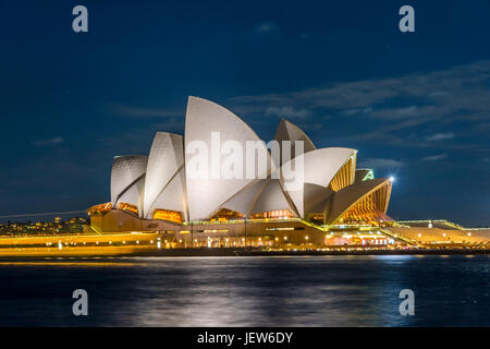Vista su Sydney Opera House di notte, una lunga esposizione Foto Stock