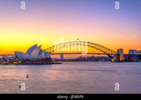 Vista su Sydney Opera House e Harbour Bridge al tramonto Foto Stock
