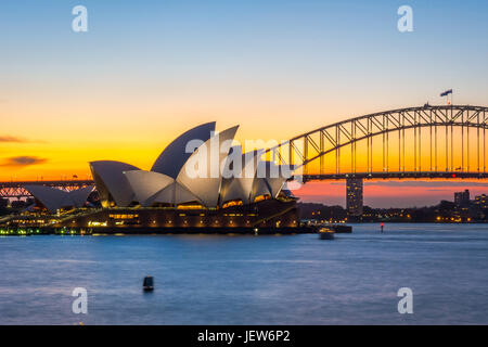 Vista su Sydney Opera House e Harbour Bridge al tramonto Foto Stock