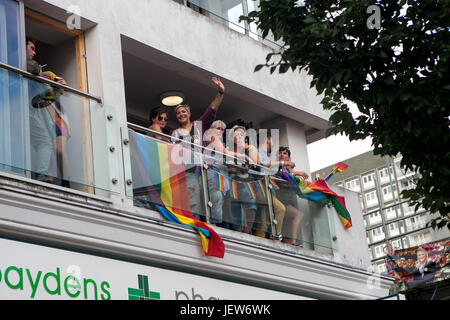 Brighton, Inghilterra - Agosto 11, 2016 persone godendo la Brighton Gay Pride Festival. Ragazze fumare sul balcone Foto Stock