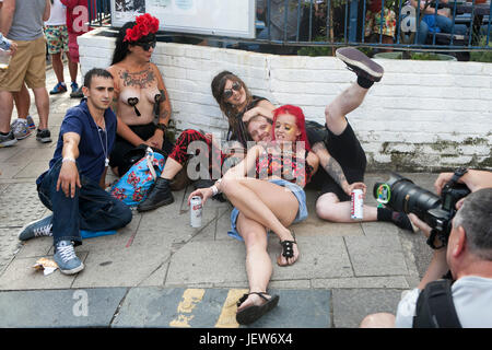 Brighton, Inghilterra - Agosto 11, 2016 persone godendo la Brighton Gay Pride Festival. Una folla di amici sono in posa Foto Stock