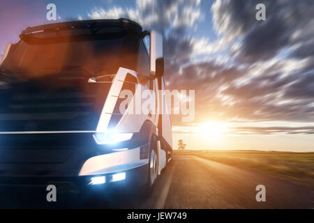 Commerciale cargo furgone per consegne con rimorchio guida su autostrada al tramonto. Generico veicolo moderno design. Il rendering 3D Foto Stock