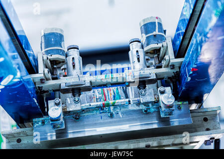 Lo screening di stampa metal machine. Stampante industriale. Workshop di serigrafia. Foto Stock