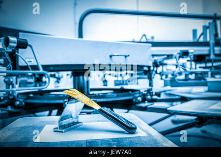 Lo screening di stampa metal machine. Stampante industriale. Stampa di produzione. Foto Stock