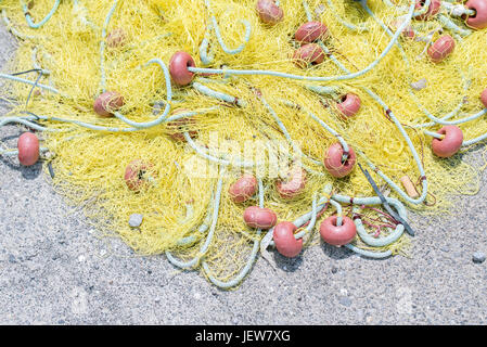 Pesca gialla net sulla banchina Foto Stock