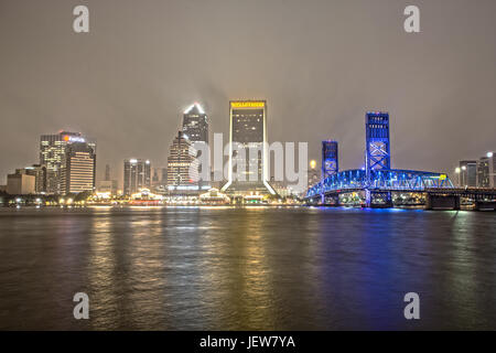 Skyline Downtown Jacksonville con Main Street Bridge di notte su una serata piovosa Foto Stock