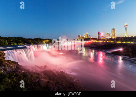 Cascate del Niagara dal punto di prospettiva di notte Foto Stock