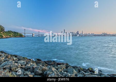 Skyline di San Francisco da Treasure Island al tramonto Foto Stock