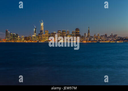 Skyline di San Francisco da Isola del Tesoro di notte Foto Stock