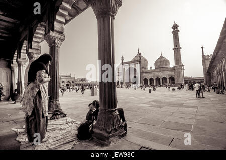 JAMA Masjid, la Vecchia Delhi, India - 24 Giugno 2017 : Indian cari devoti facendo la preghiera, come si celebra l'ultimo venerdì prima di Eid. La sera è denominato Foto Stock