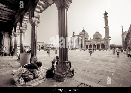 JAMA Masjid, la Vecchia Delhi, India - 24 Giugno 2017 : Indian cari devoti facendo la preghiera, come si celebra l'ultimo venerdì prima di Eid. La sera è denominato Foto Stock