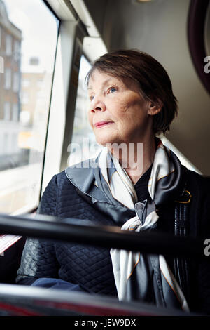 Donna Senior in bus Foto Stock