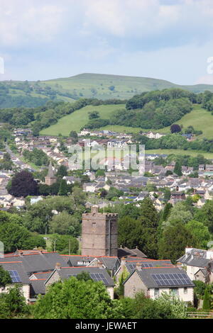 Crickhowell visto da Monmouthshire e Brecon Canal con Llangattock village in primo piano, Brecon Beacons, Wales, Regno Unito Foto Stock