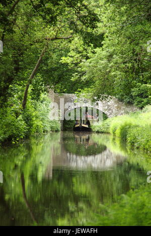 Narrowboat sul Monmouthshire e Brecon canal vicino Llangynidr, Brecon Beacons, POWYS, GALLES - Giugno Foto Stock