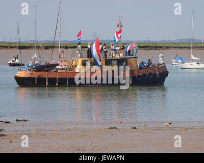 Il rimorchiatore X-Pilot con Sheppey Pirates a bordo per il Queenborough Independence Day. Foto Stock