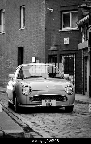 In stile retrò Nissan Figaro, su una strada laterale a Kings Cross, London. Foto Stock