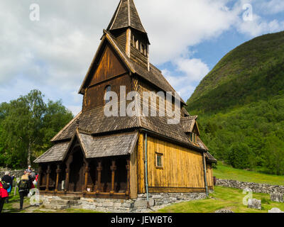 Legno di Urnes Stave chiesa più antica della Norvegia doga chiese, inclusa nella Lista del Patrimonio Mondiale dell'UNESCO, costruita intorno al 1130 popolare con i turisti Foto Stock