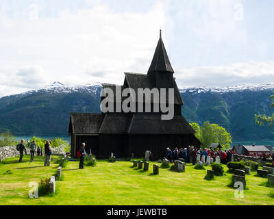 Legno di Urnes Stave chiesa uno dei più antichi della Norvegia doga chiese, inclusa nella Lista del Patrimonio Mondiale dell'UNESCO, costruita intorno al 1130 popolare con i turisti Foto Stock