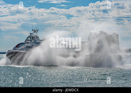 L'hovercraft Solent Flyer parte da Portsmouth e Southsea Hovercraft Terminal, Regno Unito, il 26 giugno 2017. Foto Stock