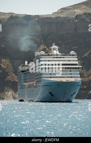 La nave di crociera ancorato vicino a Santorini Island, Grecia Foto Stock