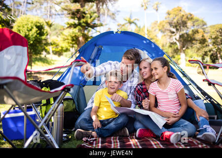 Famiglia seduti nella parte anteriore della tenda Foto Stock