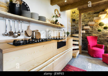 Cucina in legno in stile country cottage Foto Stock