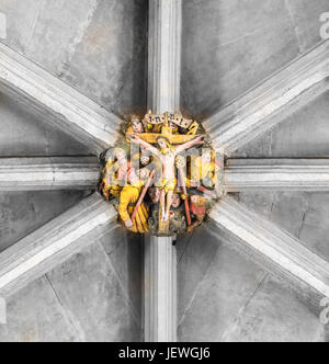 La crocifissione di Gesù raffigurato su un dipinto, boss scolpito sul soffitto della navata presso la cattedrale cristiana a Norwich, Norfolk, Inghilterra. Foto Stock