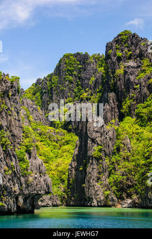 Affioramenti rocciosi nell'arcipelago Bacuit, Palawan , Filippine Foto Stock