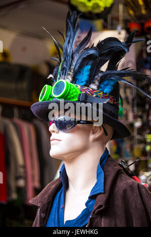 Un stile steampunk manichino indossando occhiali da sole e cappello superiore nel mercato di Camden, London, Regno Unito Foto Stock