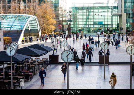 La gente camminare a Reuters Plaza e il giubileo Plaza a Canary Wharf e installazione pubblica 'Six orologi pubblici' da Konstantin Grcic, London, Regno Unito Foto Stock