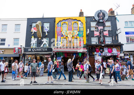 Folle e colorato arty shop fronti nel mercato di Camden, London, Regno Unito Foto Stock