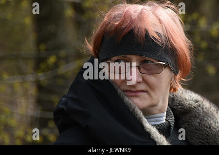 I vecchi, i capelli rossi donna con gli occhiali. Foto Stock