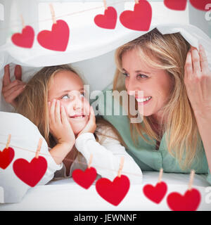 Immagine composita di cuori appesi su una linea Foto Stock