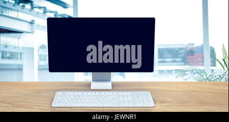 Immagine composita di un computer su una scrivania Foto Stock