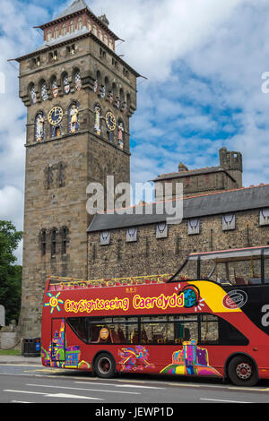 Citysightseeing bus tour al di fuori del Castello di Cardiff, Cardiff Wales UK Foto Stock