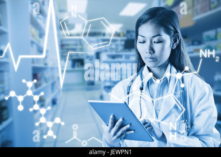 Immagine composita di asian medico utilizzando tablet Foto Stock