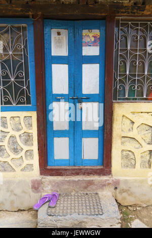 La porta di una casa in ghermu, regione di Annapurna, Nepal. Foto Stock