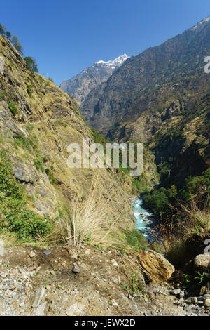 Vista del Marsyangdi River e il villaggio di jagat sul circuito di Annapurna, Nepal. Foto Stock