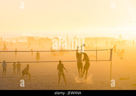 Pallavolo sulla spiaggia, spiaggia di Camps Bay, Città del Capo, Sud Africa