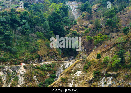 Bianco jeep rendendo il viaggio sulla vertiginosa strada tra chamje e tal sul circuito di Annapurna, Nepal. Foto Stock