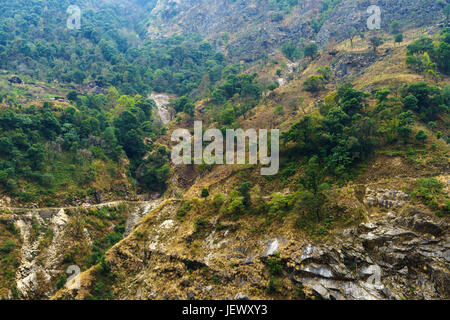 Bianco jeep rendendo il viaggio sulla vertiginosa strada tra chamje e tal sul circuito di Annapurna, Nepal. Foto Stock