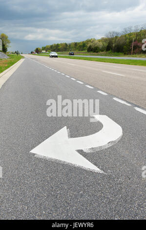 La svolta a destra segno dipinto sulla superficie di un American road. Foto Stock